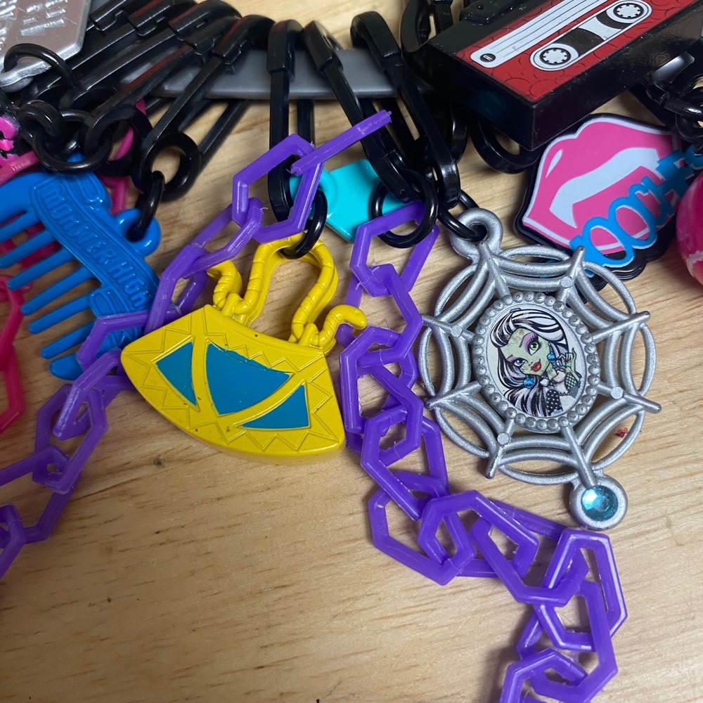 Monster High Ghouls Got Charms Keychain Necklace Set Carabiner 9 Charms Chains - Picture 5 of 6